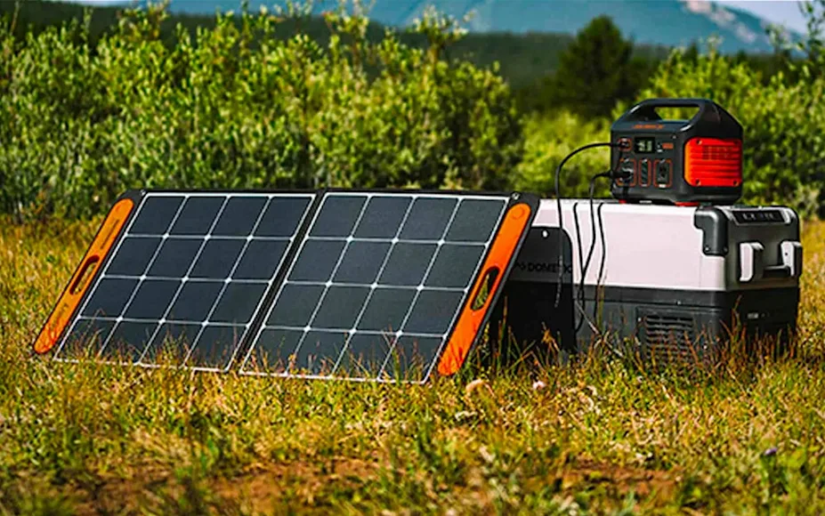 Panneau solaire portable : fini les batteries à plat en bivouac